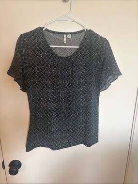 Elle Black and Gray Short Sleeve Geo-Print Top